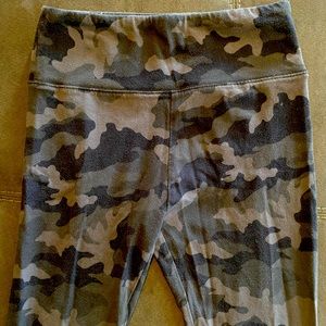Wild fable camo leggings